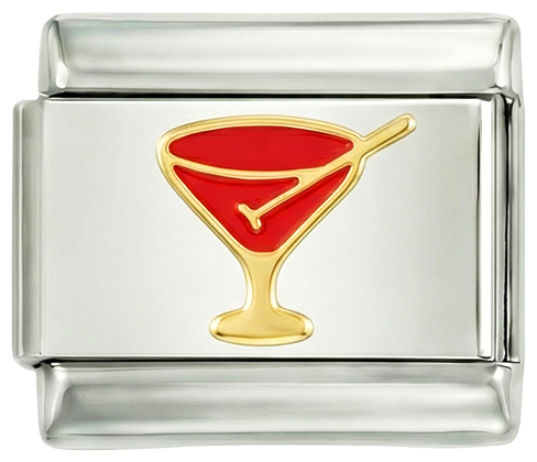 Cocktail rouge dans son verre doré